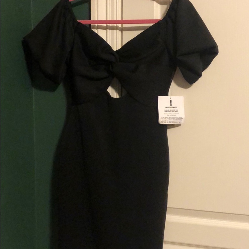Black puff sleeve